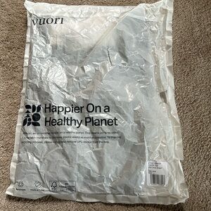 Dark Java color. Picture shows black. Brand new Vuori villa cargo jogger